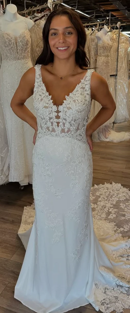 A Fitted Wedding Gown with Timeless Allure