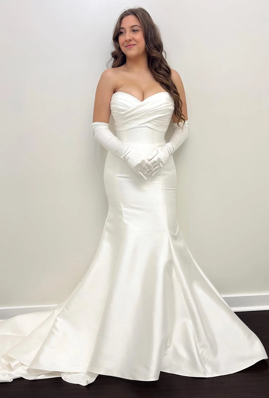 A Formal Mermaid Wedding Gown with Vintage Elegance