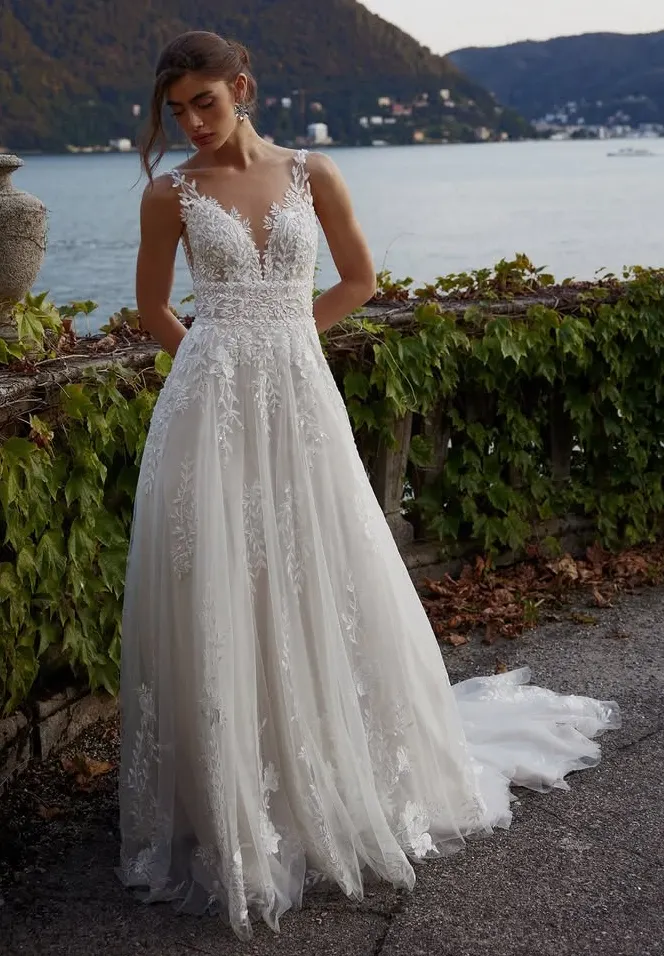 A Lace Wedding Dress with Effortless Elegance