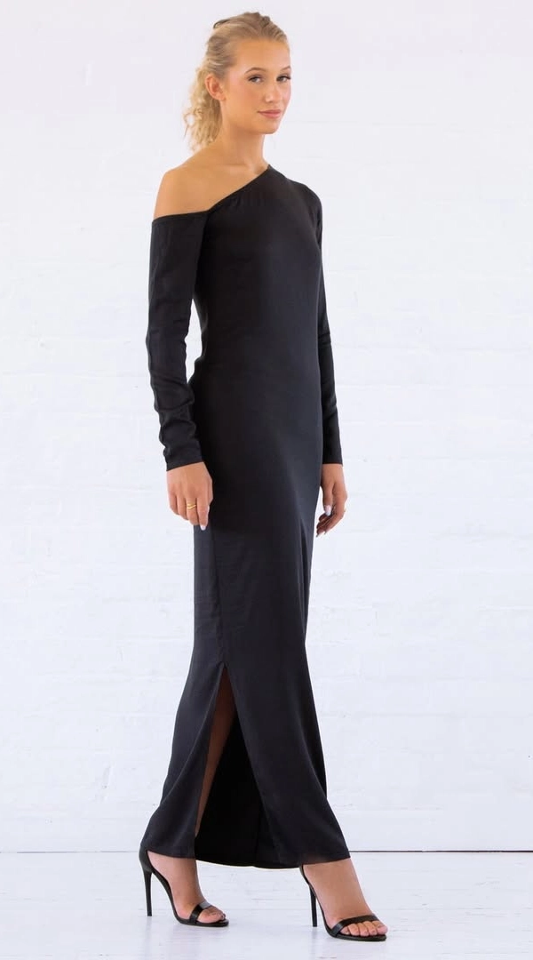 Black Casual Outfits for Women in Minimalist Style