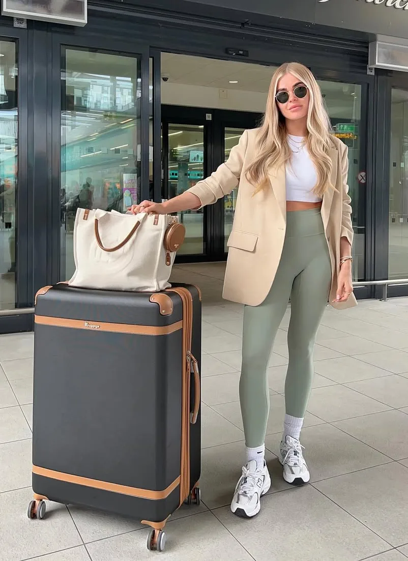Chic Winter Airport Outfit Inspiration