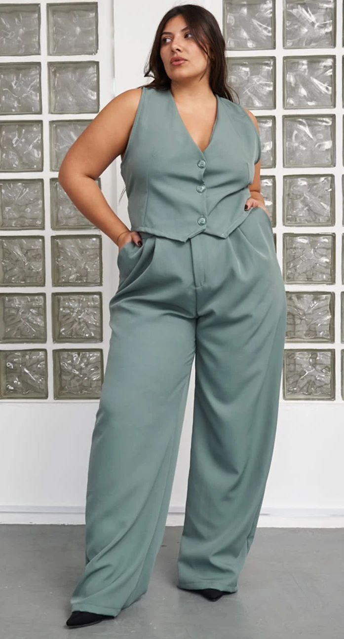 Plus-Size Office Suit That Elevates Modern Workwear
