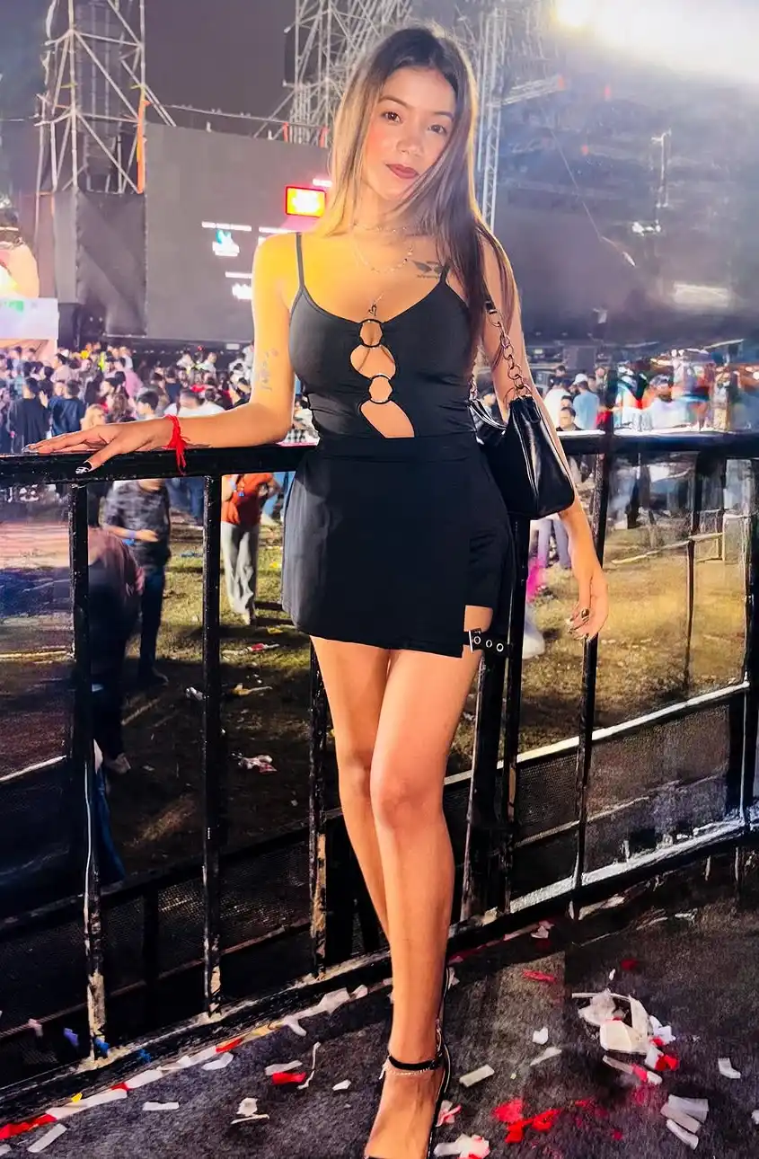 Sleek Black Edge Powers Nighttime Concert Style