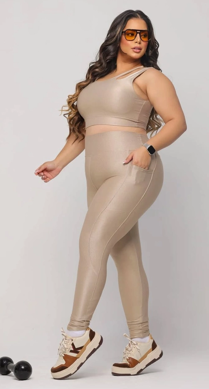 Chic Metallic Plus-Size Activewear Look