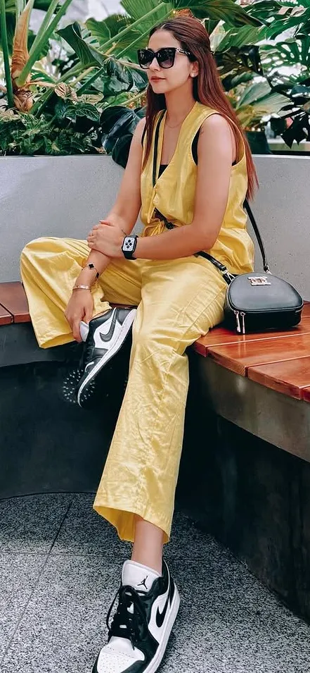 Relaxed Jumpsuit Style for Modern Spaces