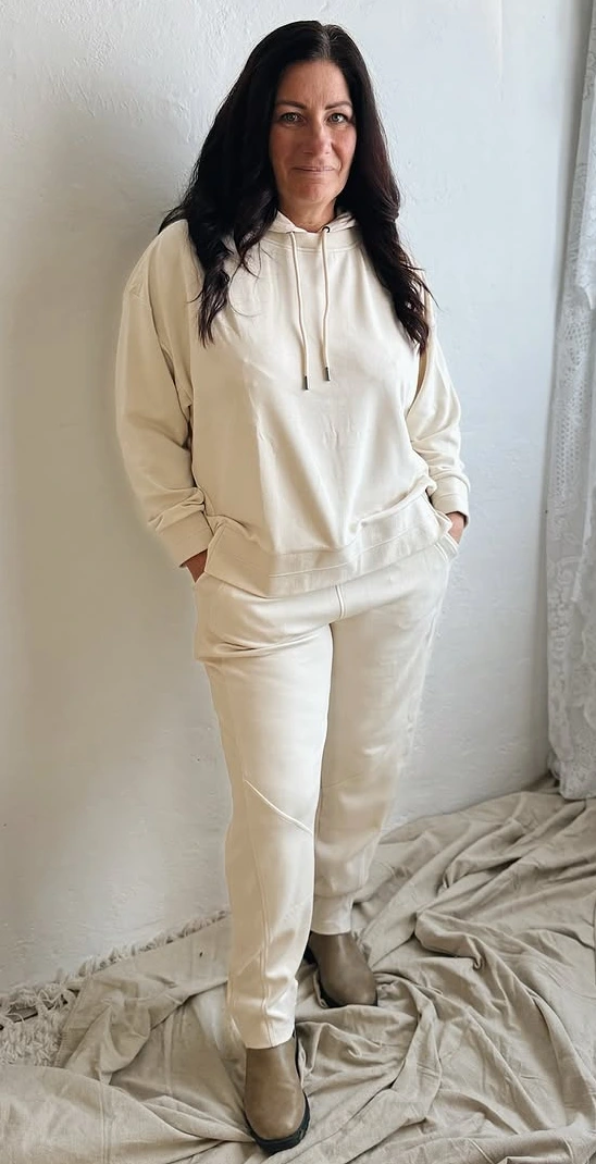 Effortless Elegance in a Plus-Size Sweatsuit