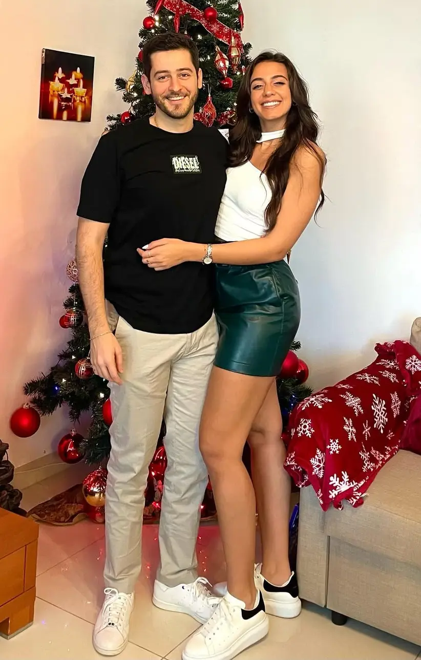 Modern Contrast Seasonal Christmas Outfits