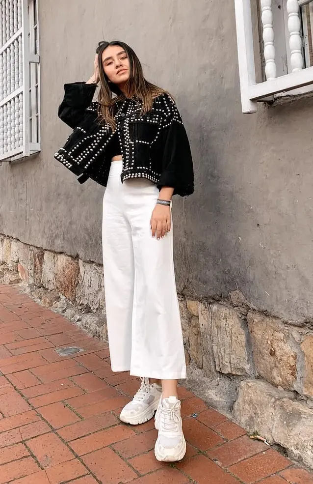 Timeless Black-and-White Classy Teen All-Season Outfits