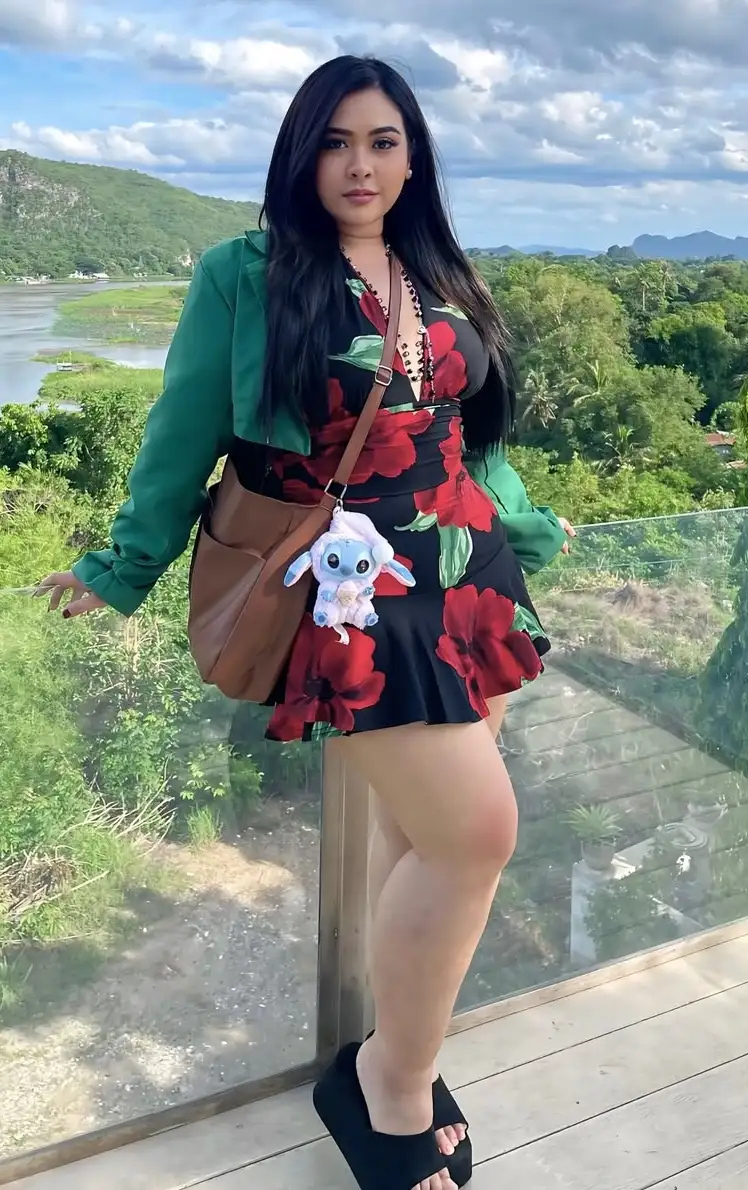 Vibrant Florals Winter Outfits for Curvy Women