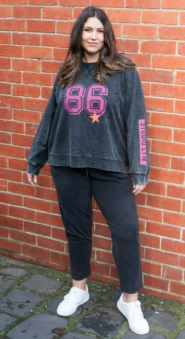 Vintage Vibe Ultimate Graphic Sweatshirt Look