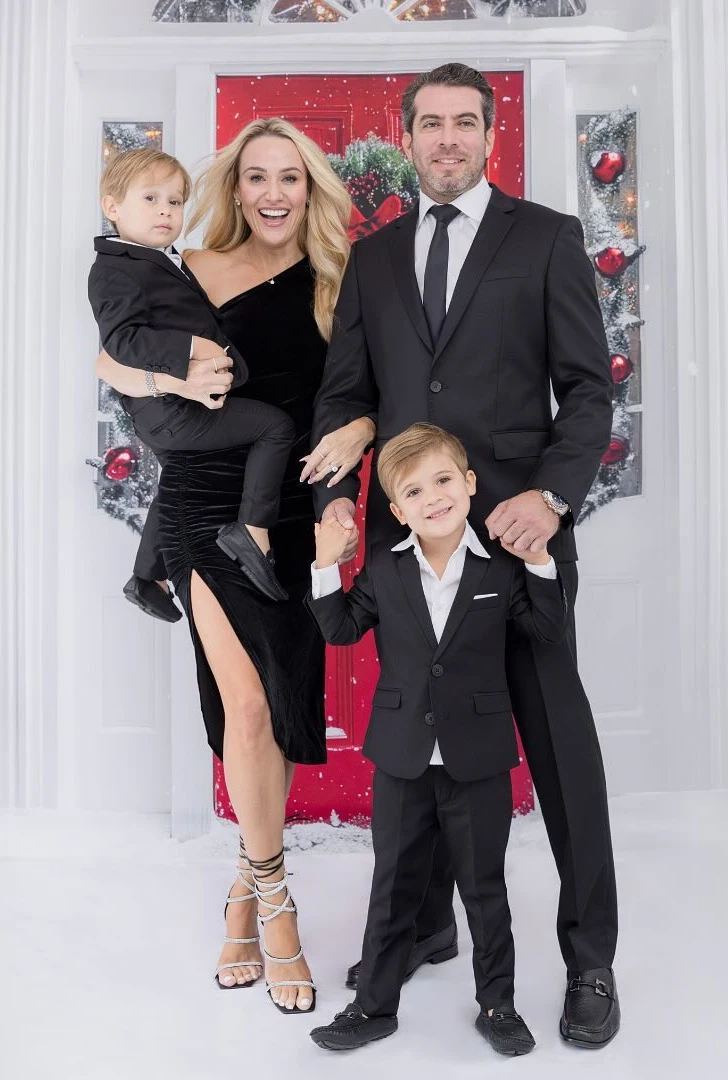 Sophisticated Glam Seasonal Outfits for Family Christmas